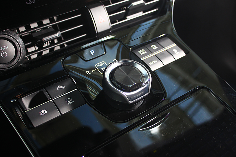 傳統排檔機制改以旋鈕線傳設計,這部分傳統油車駕駛或許需要一點時間適應。