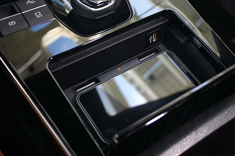 排檔座後方也具備手機無線充電板,便利日常使用需求。