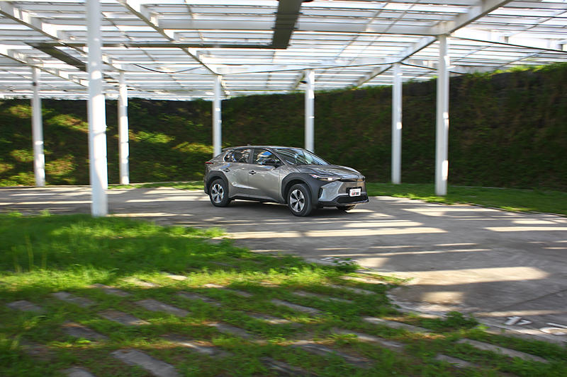 TSS 3.0輔助車輛的動作極為流暢線性,堪稱當代使用感受最棒的ADAS系統之一。