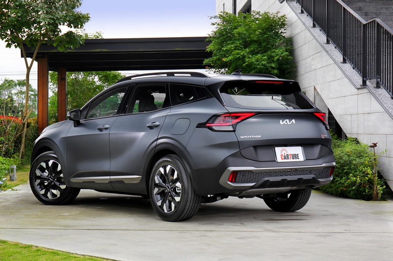 Sportage在路上你一定會忍不注多瞧一眼,而試駕車色消光夜隱灰是選配。