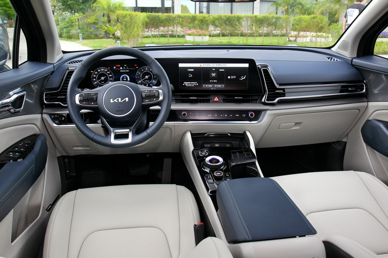 中規車型可選海軍藍內裝。