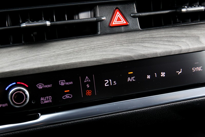 空調與音響介面整合至觸控面板，一鍵即能切換功能。