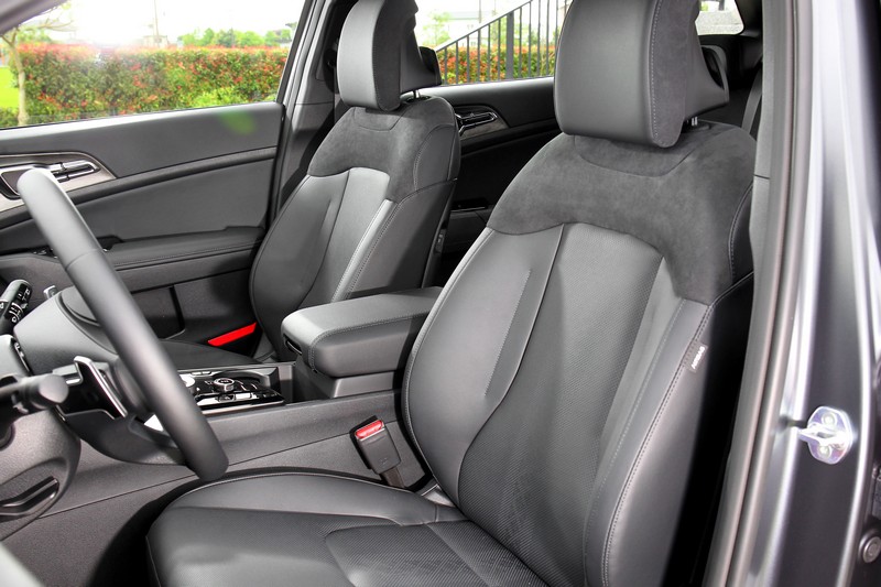 前座配備加熱/通風功能，X-Line車型亦採真皮與麂皮包覆。
