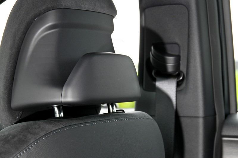 前座頭枕後附有方便掛衣架或其它物品貼心設計。