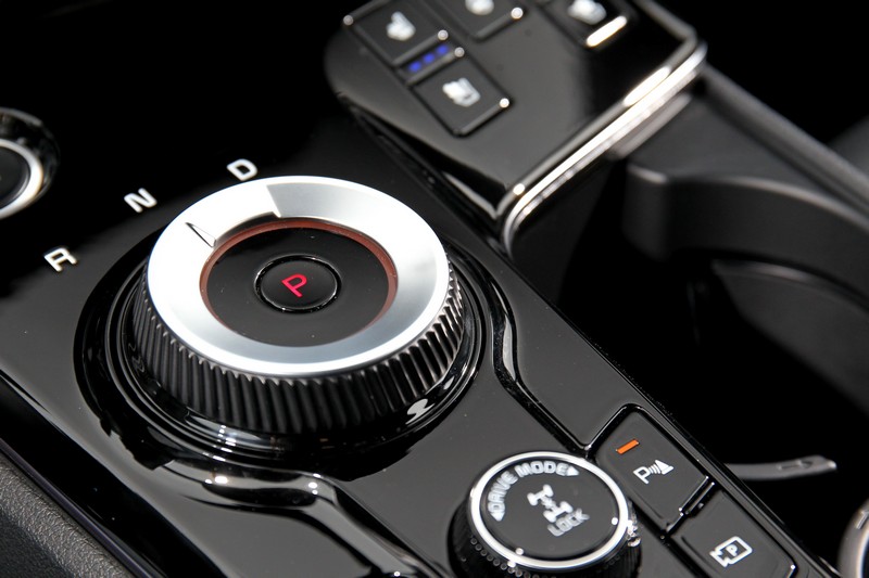 搭載七速雙離合器自手排變速系統,中規以上車型則採旋鈕式排檔。