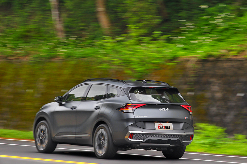 雖有四輪驅動加持,但若用不合理速度入彎還是會產生推頭情況。