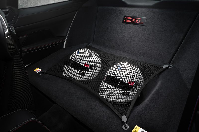 後座拆除進一步減輕車重,同時也規劃放置安全帽空間。