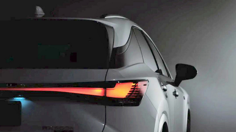 此次車尾圖可看到RX採連貫式尾燈設計,同時也公布會有500h車型。