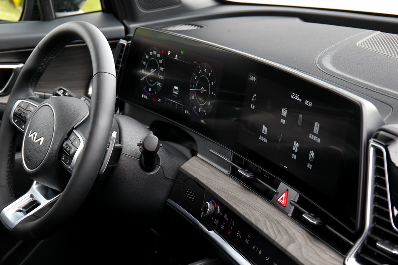 一進車內,首先映入眼簾的肯定會是超大型雙12.3吋全景曲面顯示螢幕。