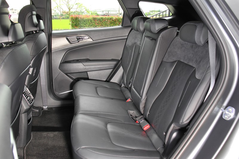 寬深的椅墊搭配傾角可大幅調整的椅背,讓後座乘員擁有絕佳的乘坐體驗。