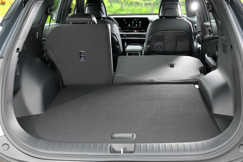 一般狀態下便具備高達586公升的行李廂容積,一旦透過椅背快速傾倒拉桿將可6/4分離的後座椅背前傾,更可創造1,872公升的超大置物機能。