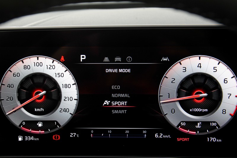 駕駛座前的12.3吋全景曲面顯示螢幕,可隨不同行車駕馭模式更改背景桌面。