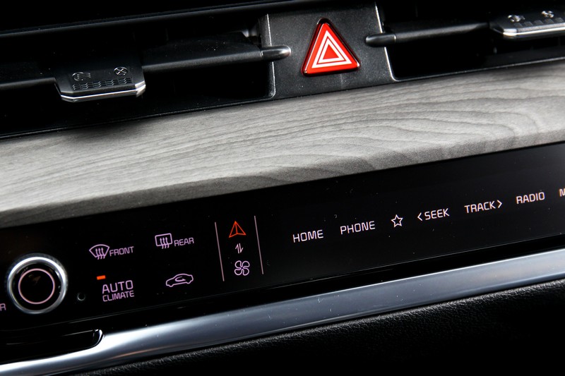 一鍵切換數位控制面板,可隨需求自行切換雙區恆溫空調/音響功能控制介面。