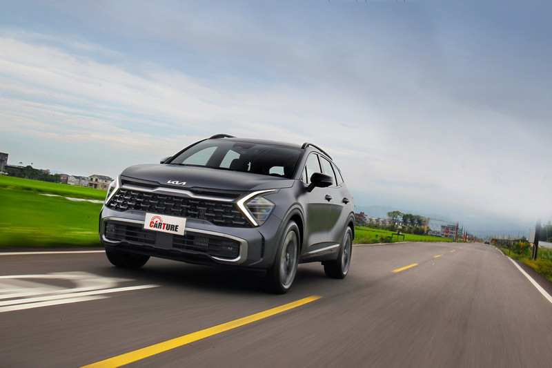全新Kia Sportage透過由內而外滿滿好料以及車體、動力、底盤等高規格硬體規劃,一旦加上極具新意的美好質感與卓越設計,當然讓各方面表現面面俱到。