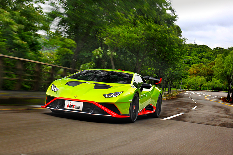 Huracan STO動力雖維持640hp輸出,扭力甚至還因後驅設定降低至57.6kgm,但輸出力道與風格可是和Huracan EVO大不相同。