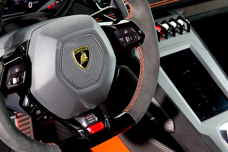 Huracan STO提供STO、Trofeo、Pioggia三種駕駛模式,其中STO輸出力道已和Huracan EVO Sport模式相同甚至接近Corsa模式。