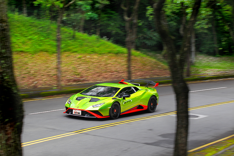 不同於Huracan EVO的舒適，Huracan STO路感調性更為硬朗。