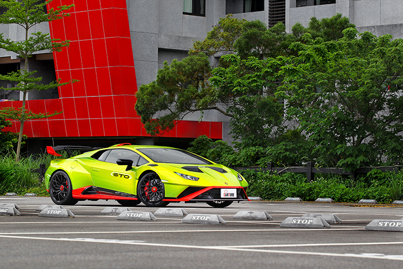 Huracan STO不僅外觀更具侵略性,鈑件也使用超過75%碳纖維材質,與Huracan EVO相較減輕車重達83公斤。