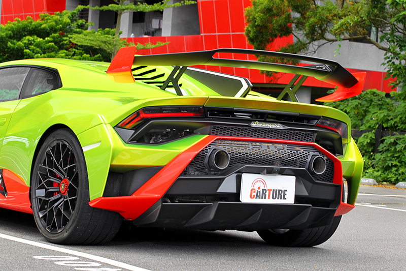 車頂配置能提升引擎冷卻進氣口,車尾配備三段可調尾翼。