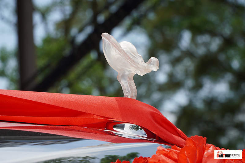 【車勢星聞】三立八點檔《一家團圓》拍豪門婚禮，新人禮車Rolls-Royce選用罕見的琉璃女神。