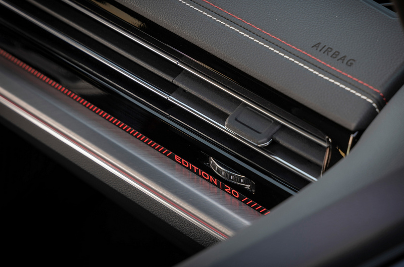 紅色飾條也有Edition 20字樣。