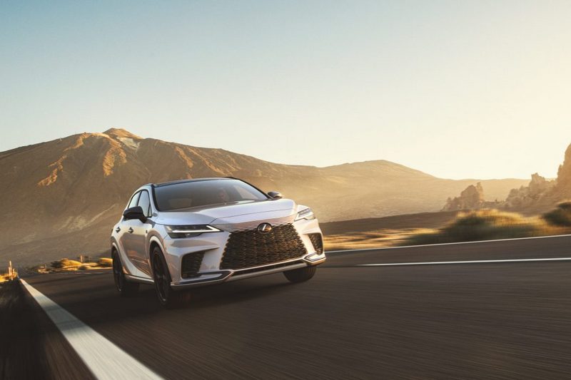 RX 500h F Sport Performance搭載2.4升渦輪引擎+電能系統,具有367hp/56.1kgm最大輸出。