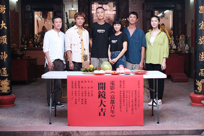 【車勢星聞】電影《富都青年》演員鄧金煌(左起)、陳澤耀、導演王禮霖、監製李心潔、吳慷仁、林宣妤。(圖:摩爾娛樂 / 新世紀南向開發提供)