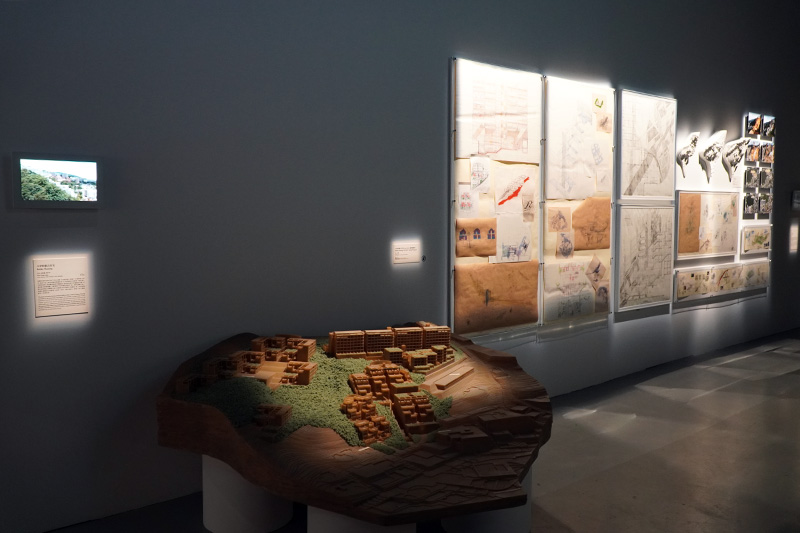 六甲的集合住宅 在不規則的自然坡地上特意置入均質的框架,打造出既有的整體感,又能維持戶型多樣性的設計。