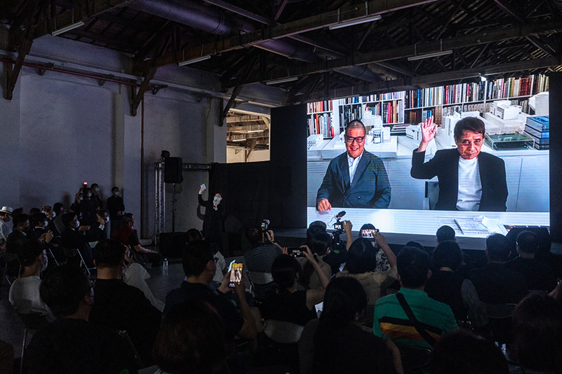 安藤忠雄建築師(右)與策展顧問龍國英(左)在記者會現場,跨洋連線跟臺灣觀眾打招呼 ©忠泰美術館