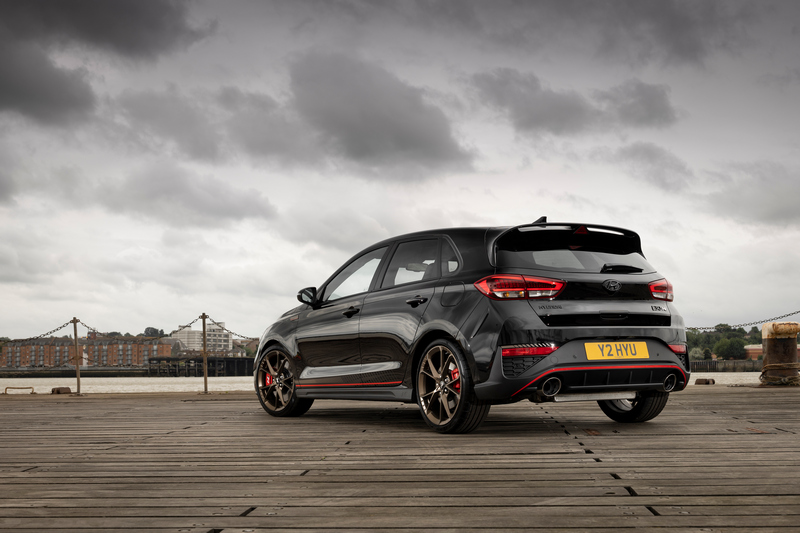 前後保險桿與側裙等輔以紅色飾條。