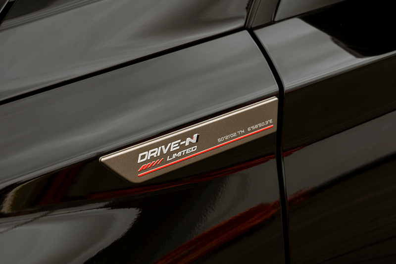 葉子板處附有Drive-N Limited字樣及Hyundai位於紐柏林測試中心坐標位置的銘牌。