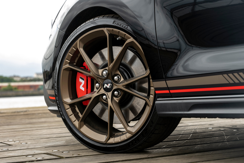 配置19吋古銅色鍛造輪圈。