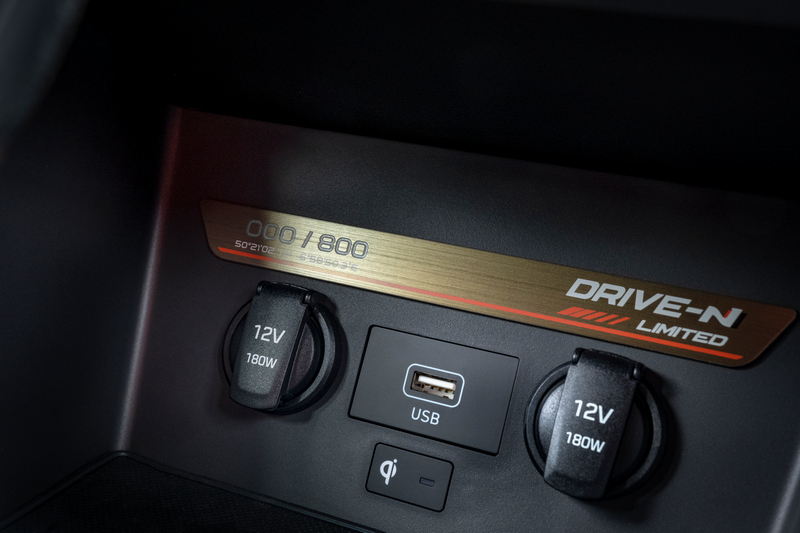 充電孔處也附有專屬銘牌。