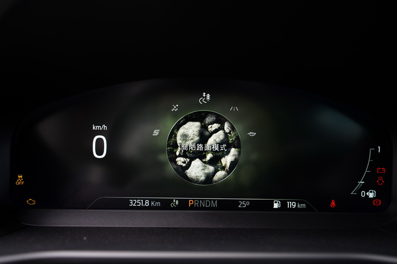 簡陋路面模式在ESP與TCS系統的相互搭配下,行經泥濘路面輕輕鬆鬆