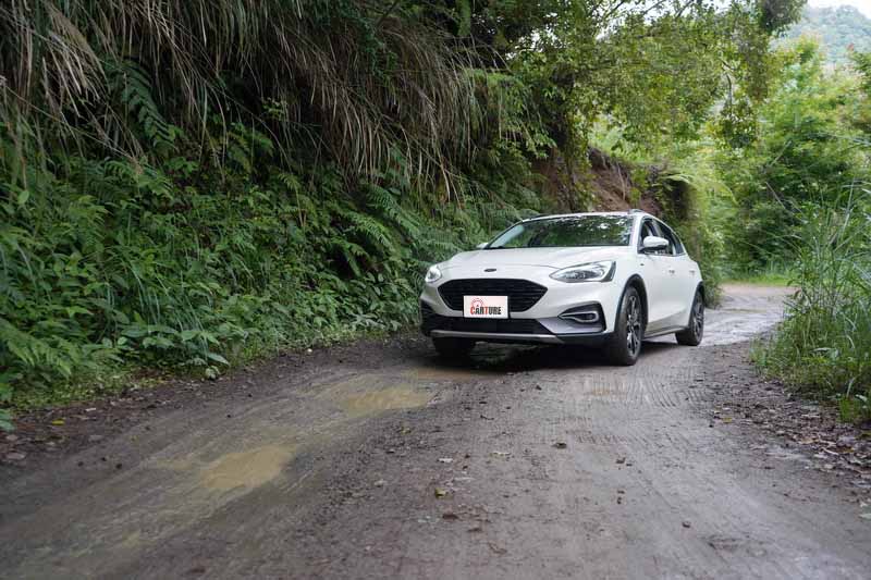 前往營地的路上一路上跨越許多水坑與爛泥,但對高底盤的Focus Active而言不成問題