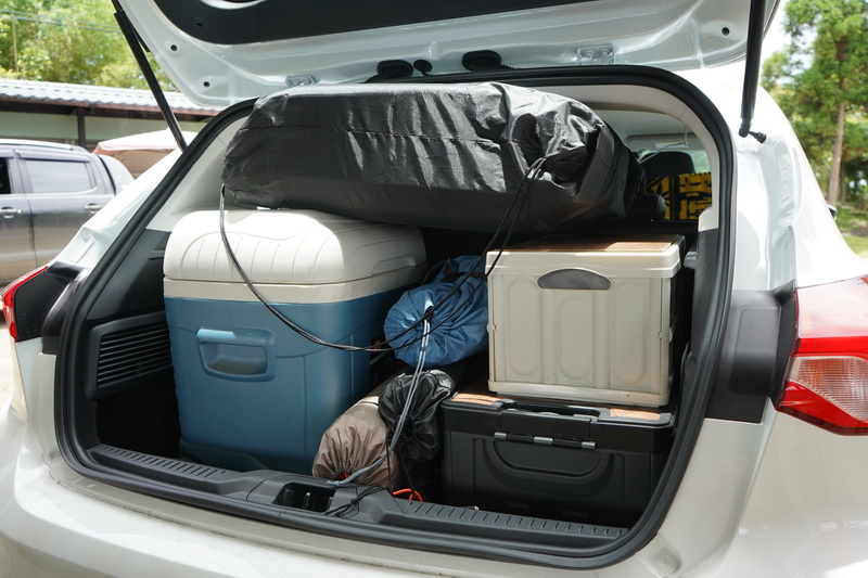 後廂裝滿一家四口的露營配備免強擠得下,但疊高的物品會遮住後視鏡的視線範圍