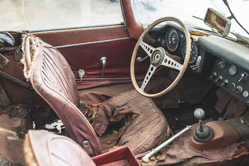 Jaguar Classic尋找到的Series 1 E-Type Roadster車內十分殘破，需要大幅再造。
