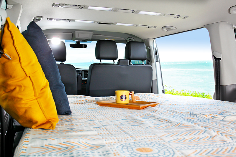 打開車門,展開折疊床即能輸是看海放鬆,但床墊展開與收折需兩人操作會更輕鬆。