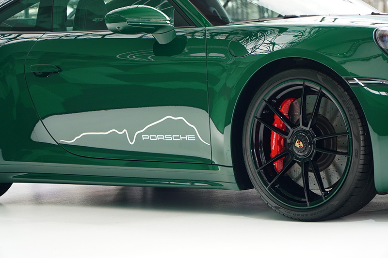 層峰綠的車身塗裝象徵披覆台灣的亞熱帶山林。