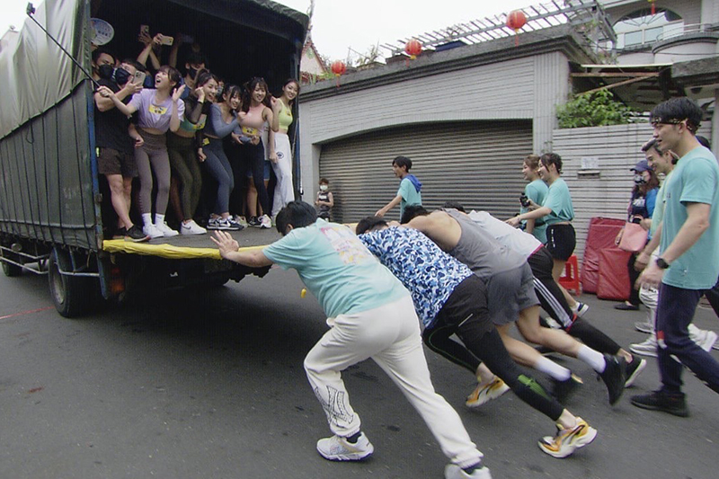 【車勢星聞】《綜藝大集合》胡瓜帶頭四位藝人與高男橄欖球員PK「推卡車」 ※節目效果,請勿模仿※。(圖:民視提供)