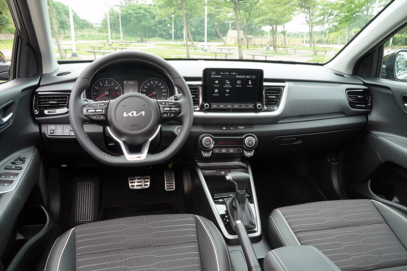 車內配置運動化D-Cut 方向盤,搭配類金屬及類碳纖維飾板。