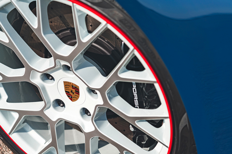 輪圈也採用紅、銀、白三種配色。