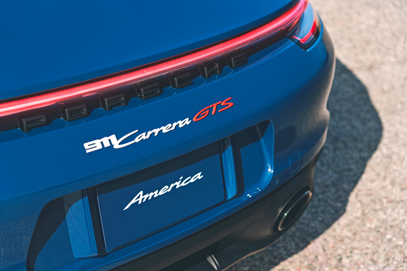 911 Carrera GTS銘牌也用紅白配色。