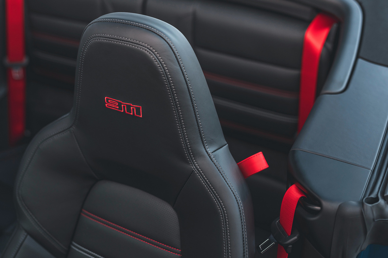 座椅除紅色外亦有使用灰色縫線搭配。