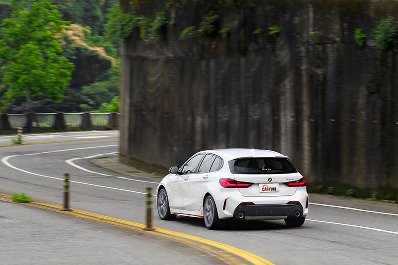 重踩油門起步會發生左右拉扯的扭力轉向。