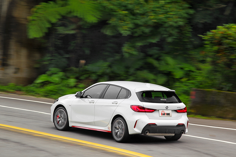 若入彎速度較快車尾還會有些微滑溜感受。