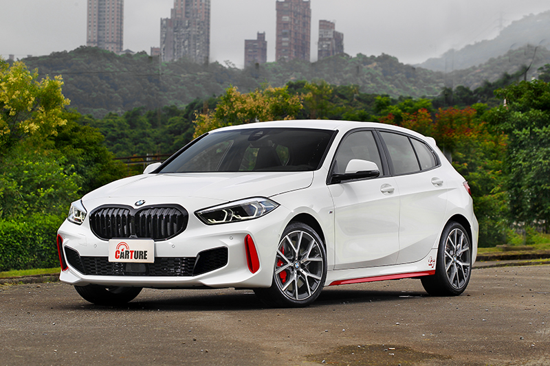 128ti外觀在M Sport套件下於前後保險桿與車側增加紅色元素。