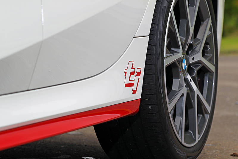 側裙附上鮮紅ti字樣。