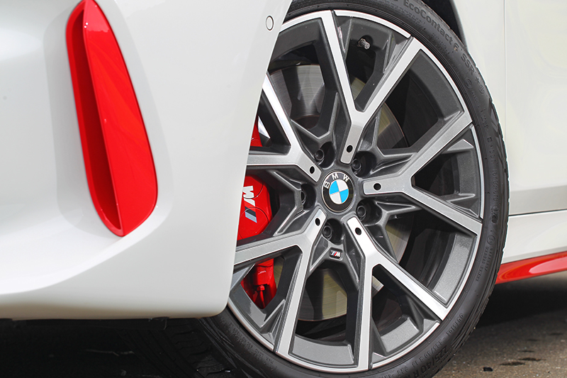 配備18吋Continental EcoContact6 SSR輪胎,但在彎中表現卻是意外出色。