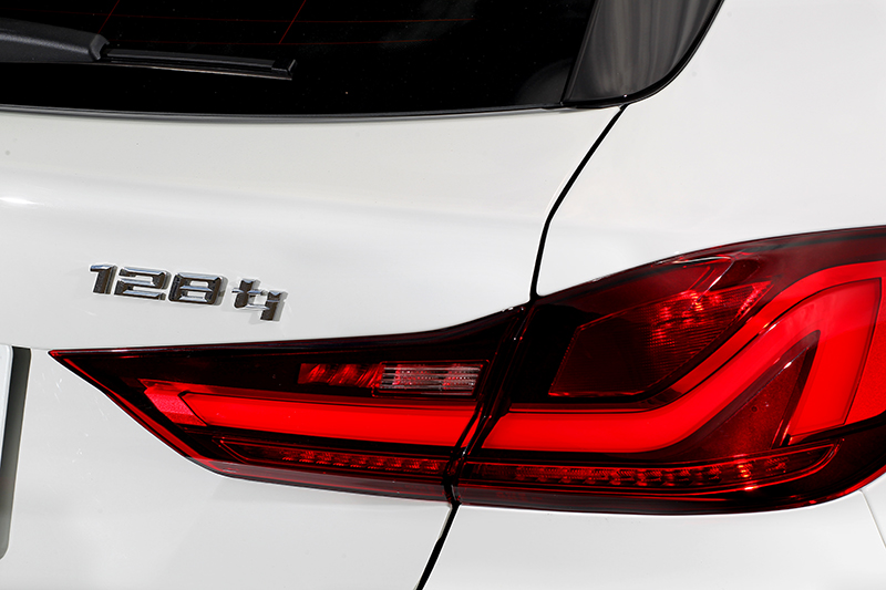 車尾銘牌再次彰顯身分。